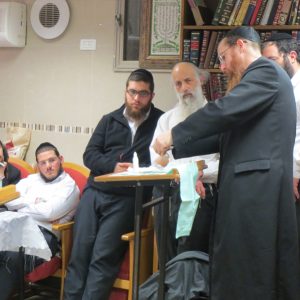 הרב מדגים על המודלים